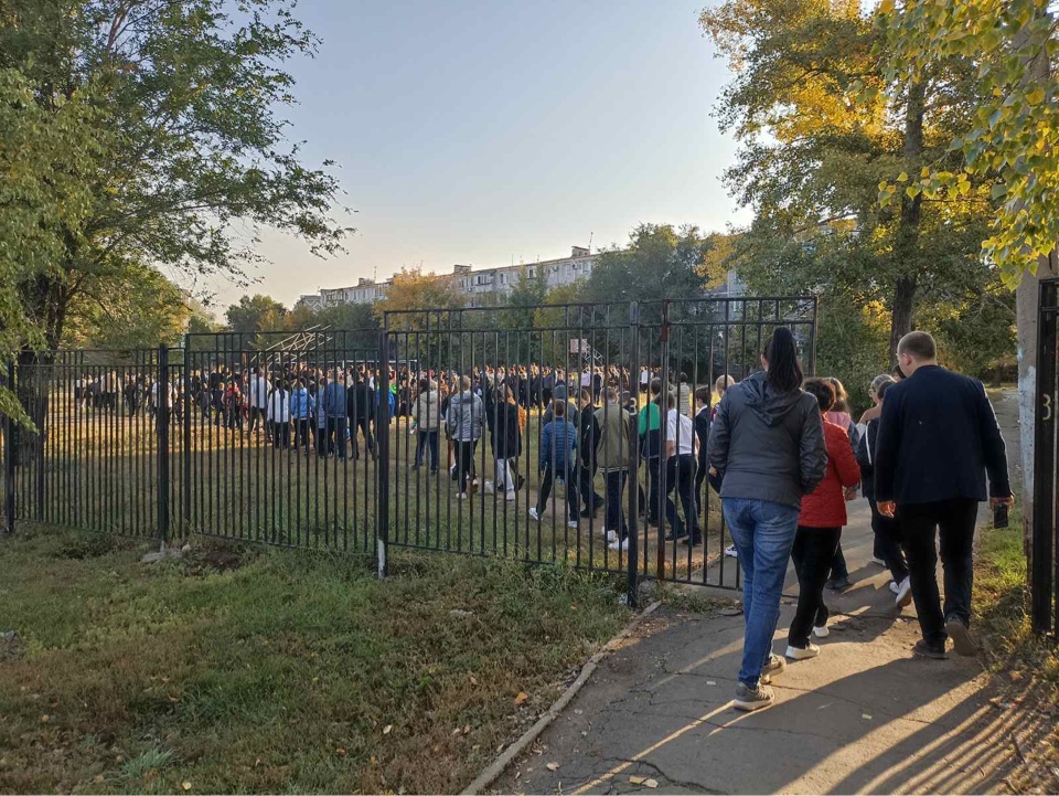 Учебная тренировка по эвакуации в школе прошла быстро и без паники! .